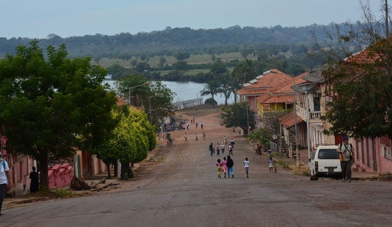 [:pt]Ecos da Guiné: É Domingo (em Bafatá) …[:]